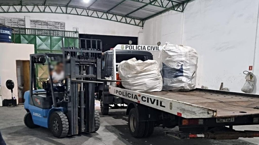 Quase quatro toneladas de cobre e três caminhonetes são apreendidas em um galpão em Maracanaú