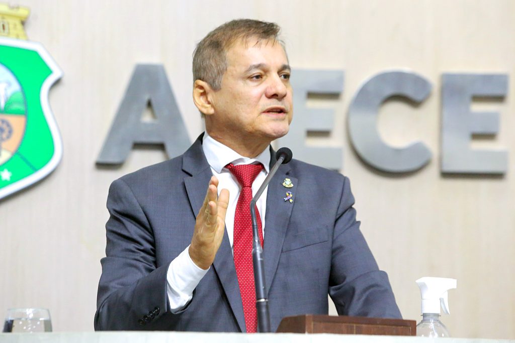 Deputados do Ceará recebem auxílio-saúde de R$ 5,2 mil, ampliando benefícios em meio à crise na saúde pública