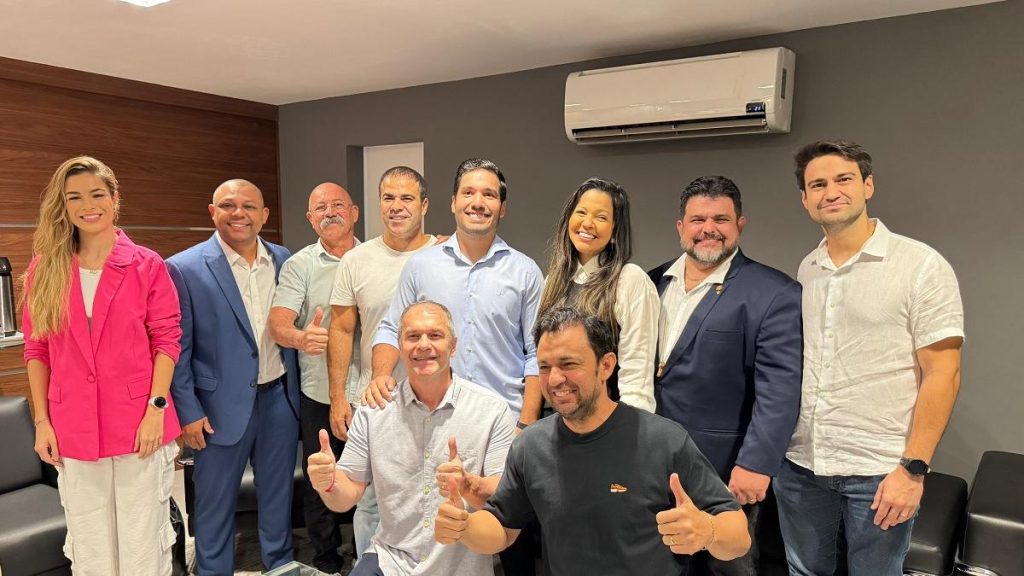 Após sumiço pós-eleição, André Fernandes reaparece, declara que “voltou” e elogia Ciro e Tasso